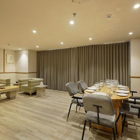 Sunday Hotel Vadodara Bagian luar foto