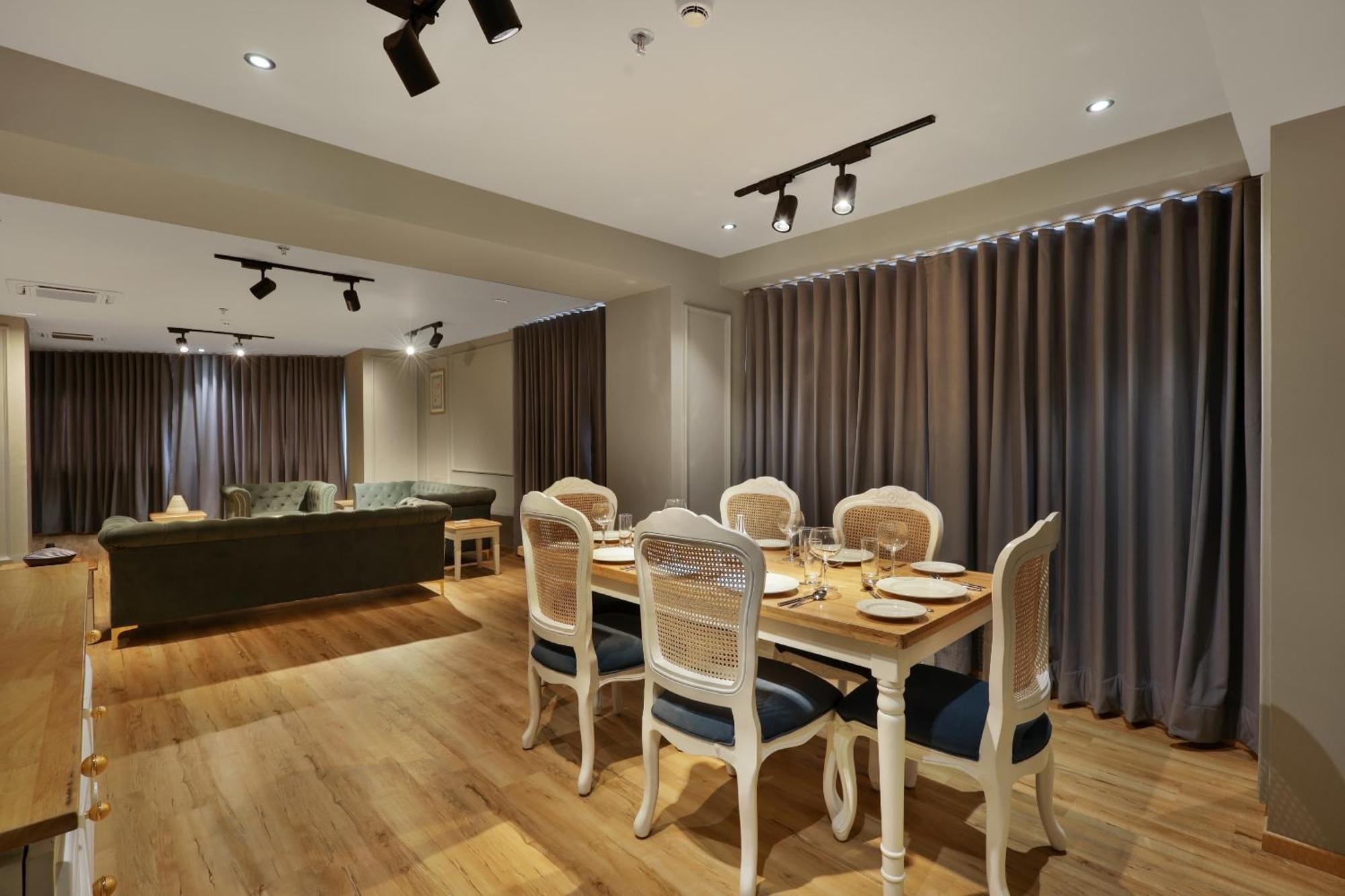 Sunday Hotel Vadodara Bagian luar foto