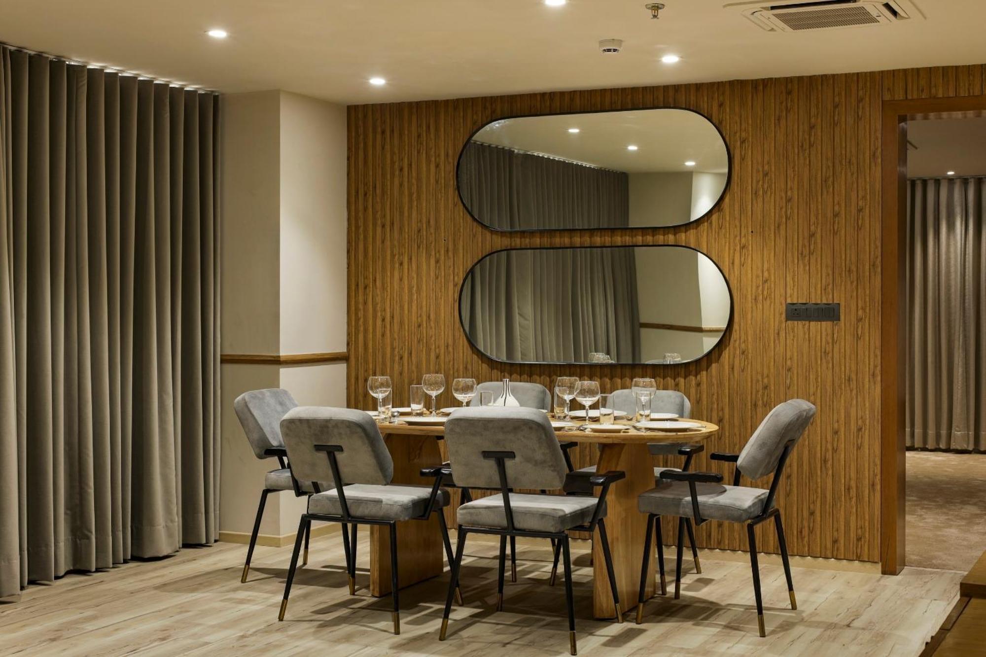 Sunday Hotel Vadodara Bagian luar foto