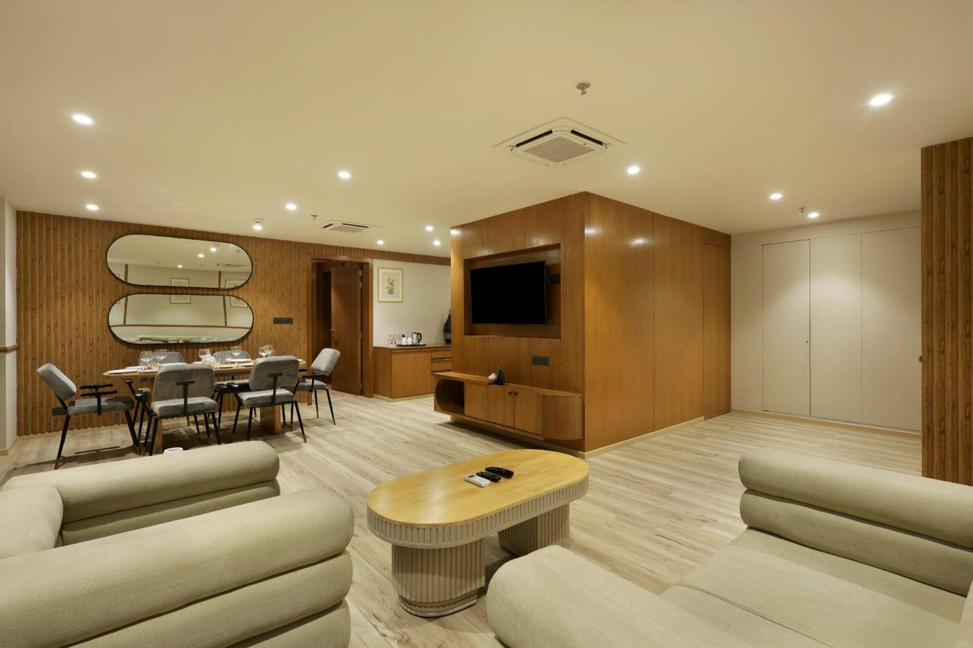 Sunday Hotel Vadodara Bagian luar foto