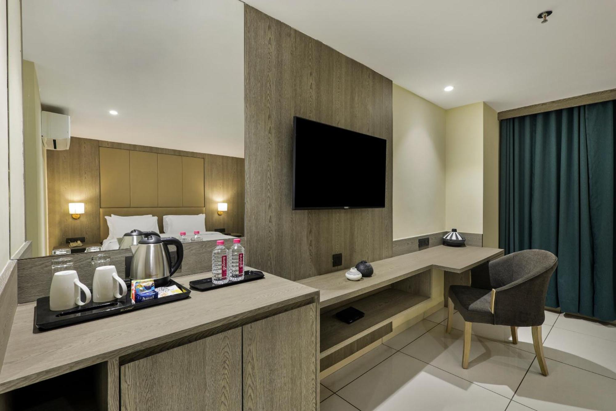 Sunday Hotel Vadodara Bagian luar foto