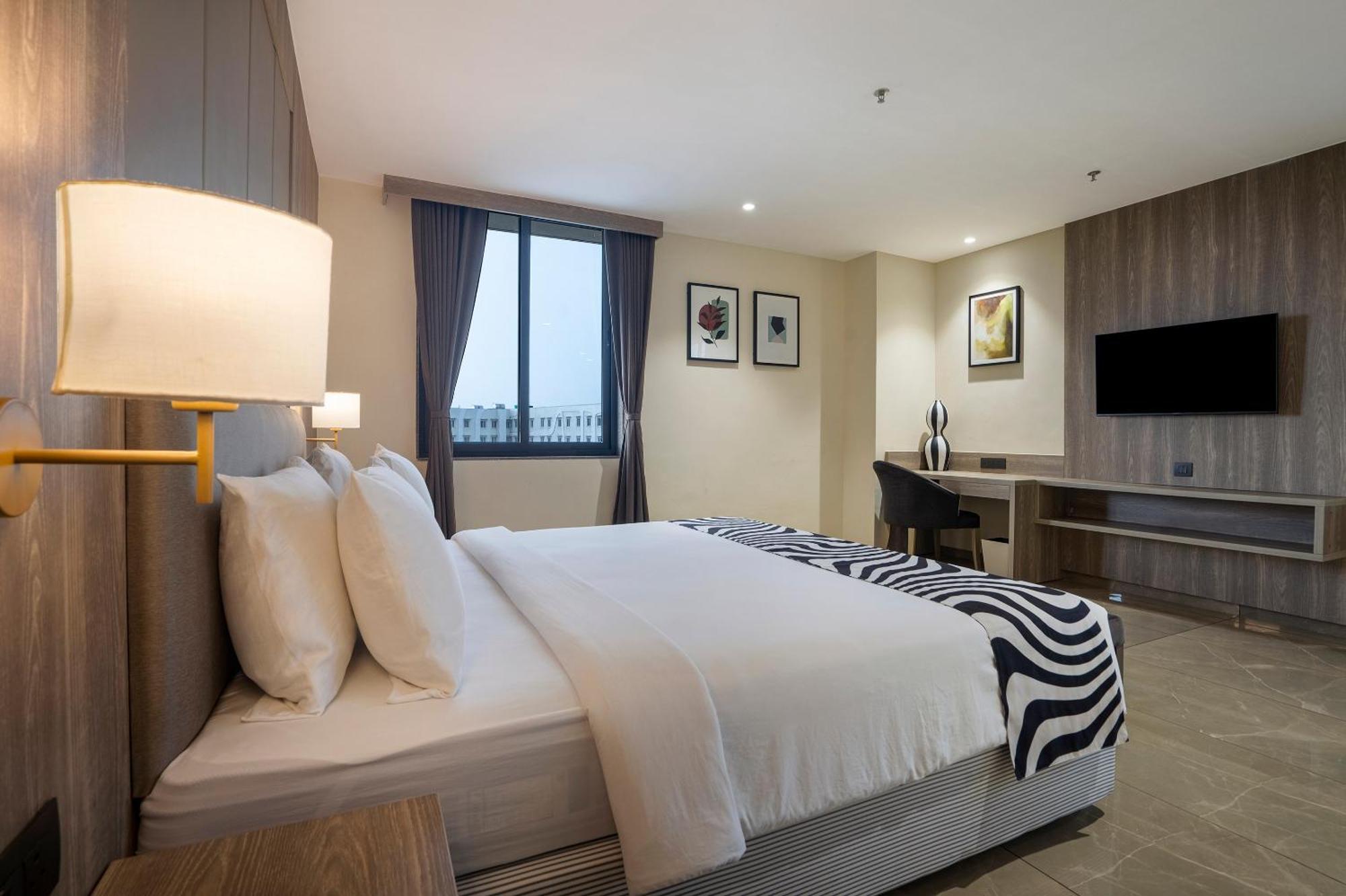 Sunday Hotel Vadodara Bagian luar foto