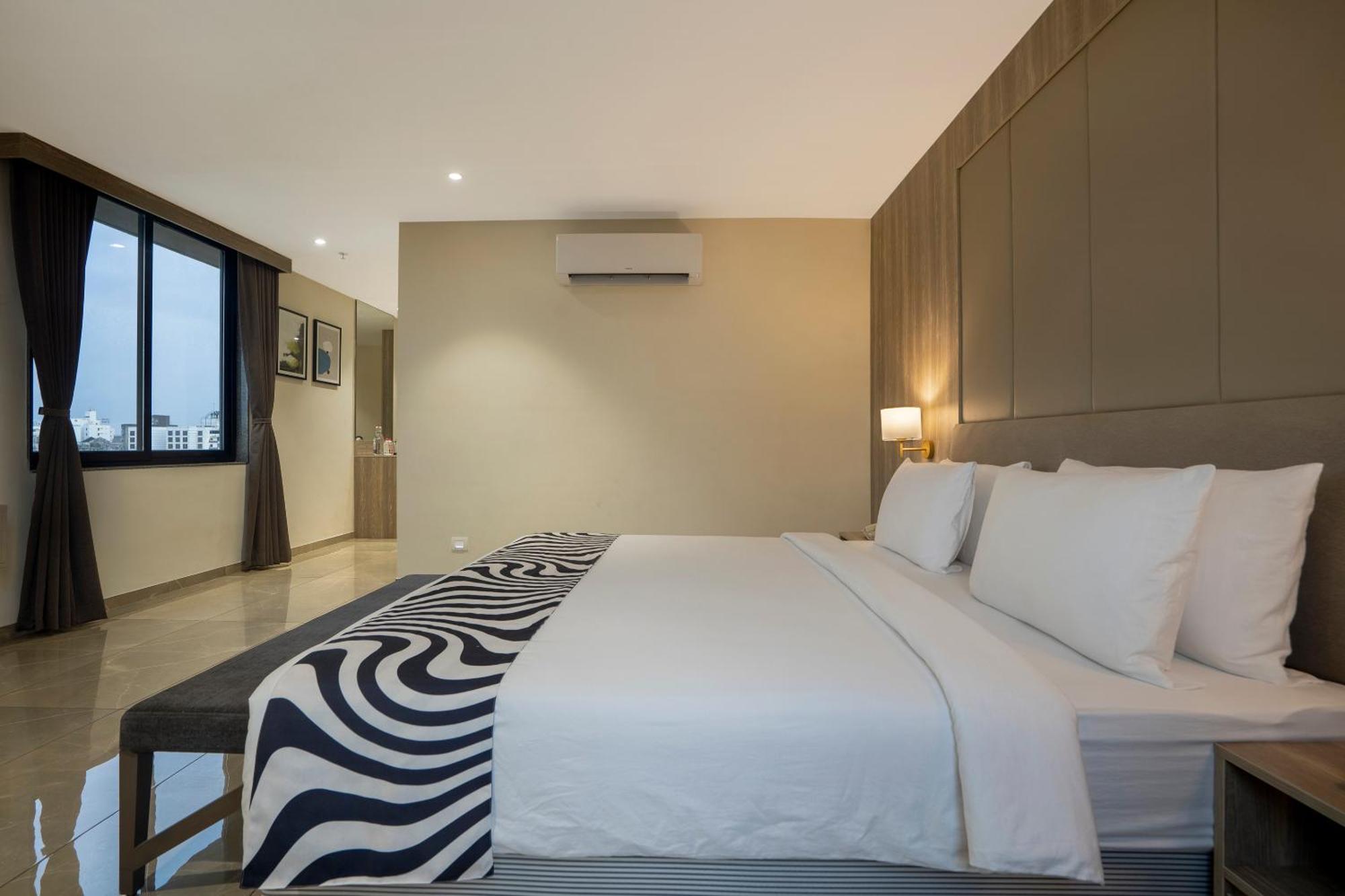 Sunday Hotel Vadodara Bagian luar foto
