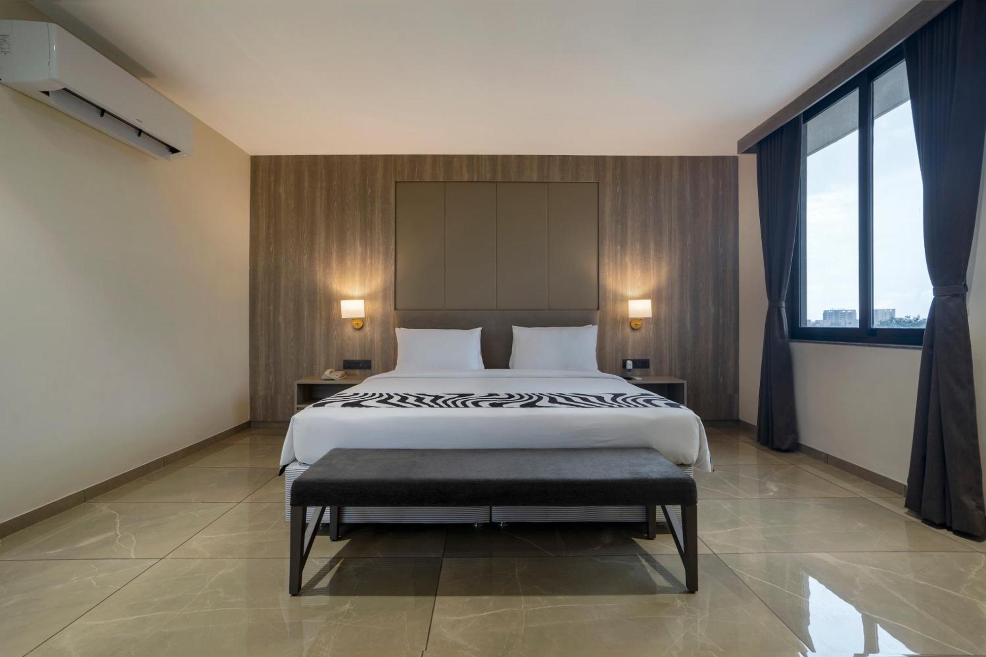 Sunday Hotel Vadodara Bagian luar foto