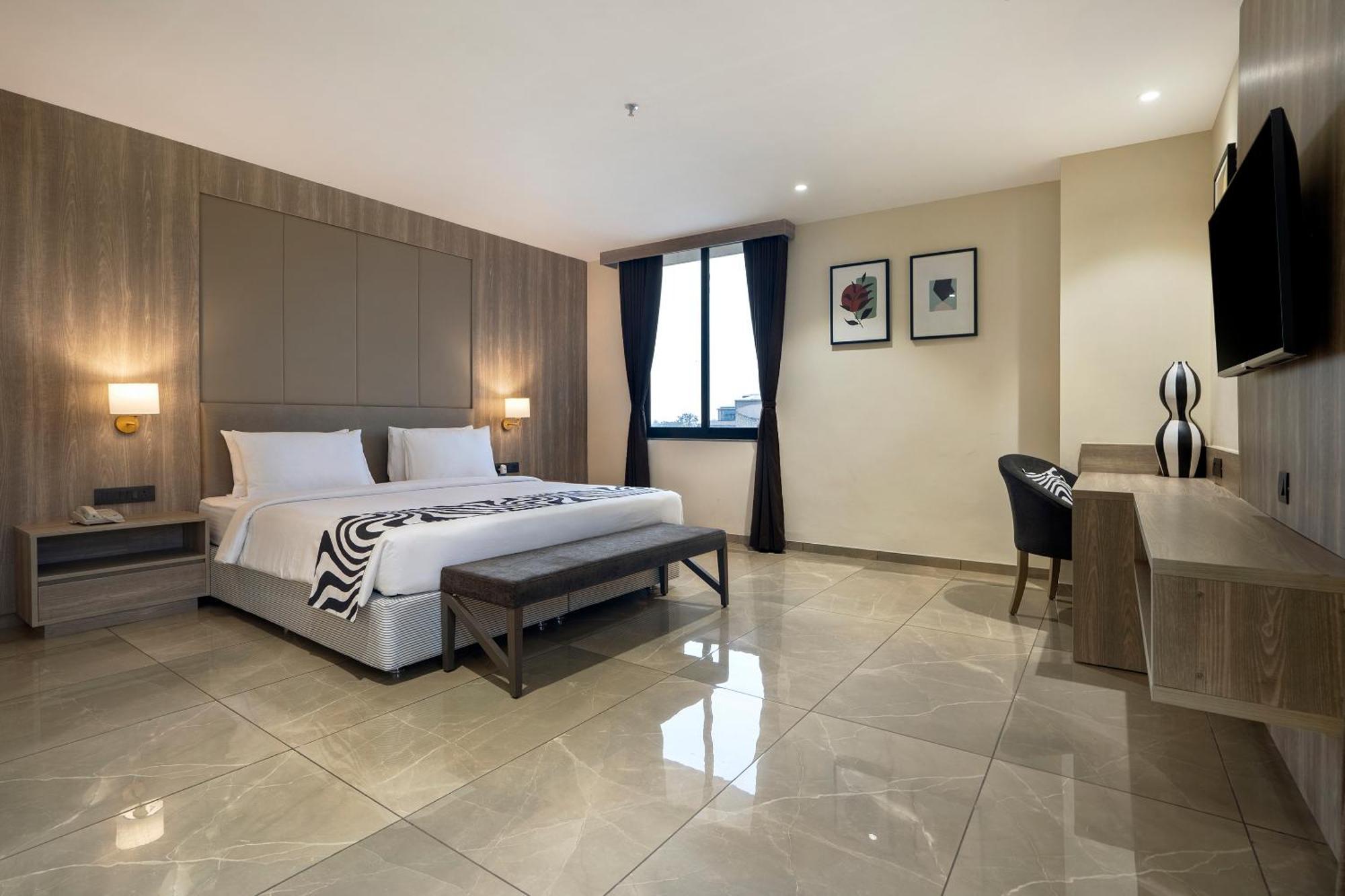 Sunday Hotel Vadodara Bagian luar foto