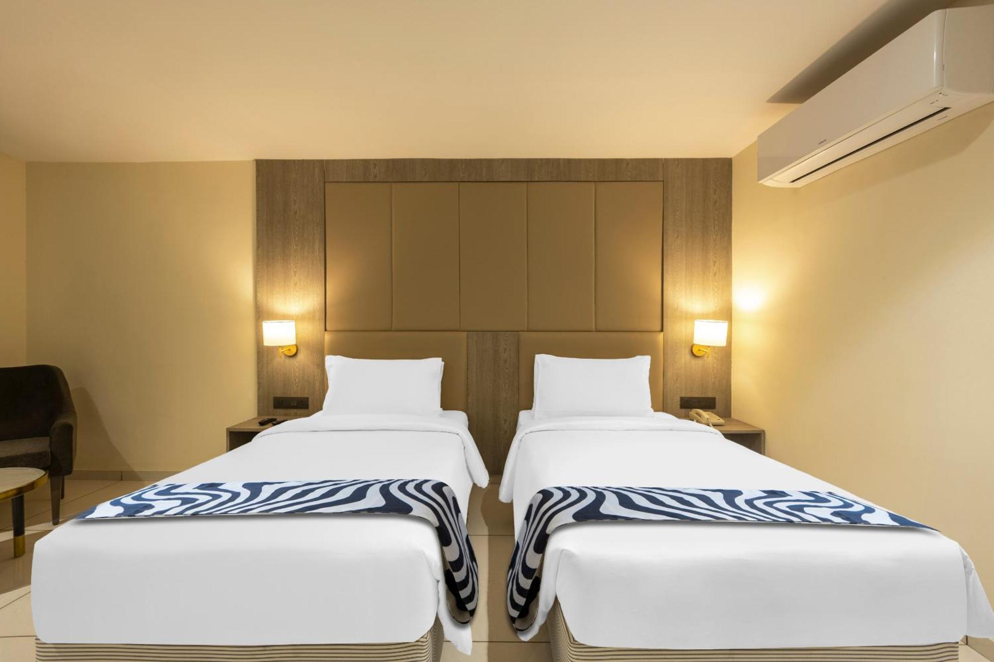 Sunday Hotel Vadodara Bagian luar foto