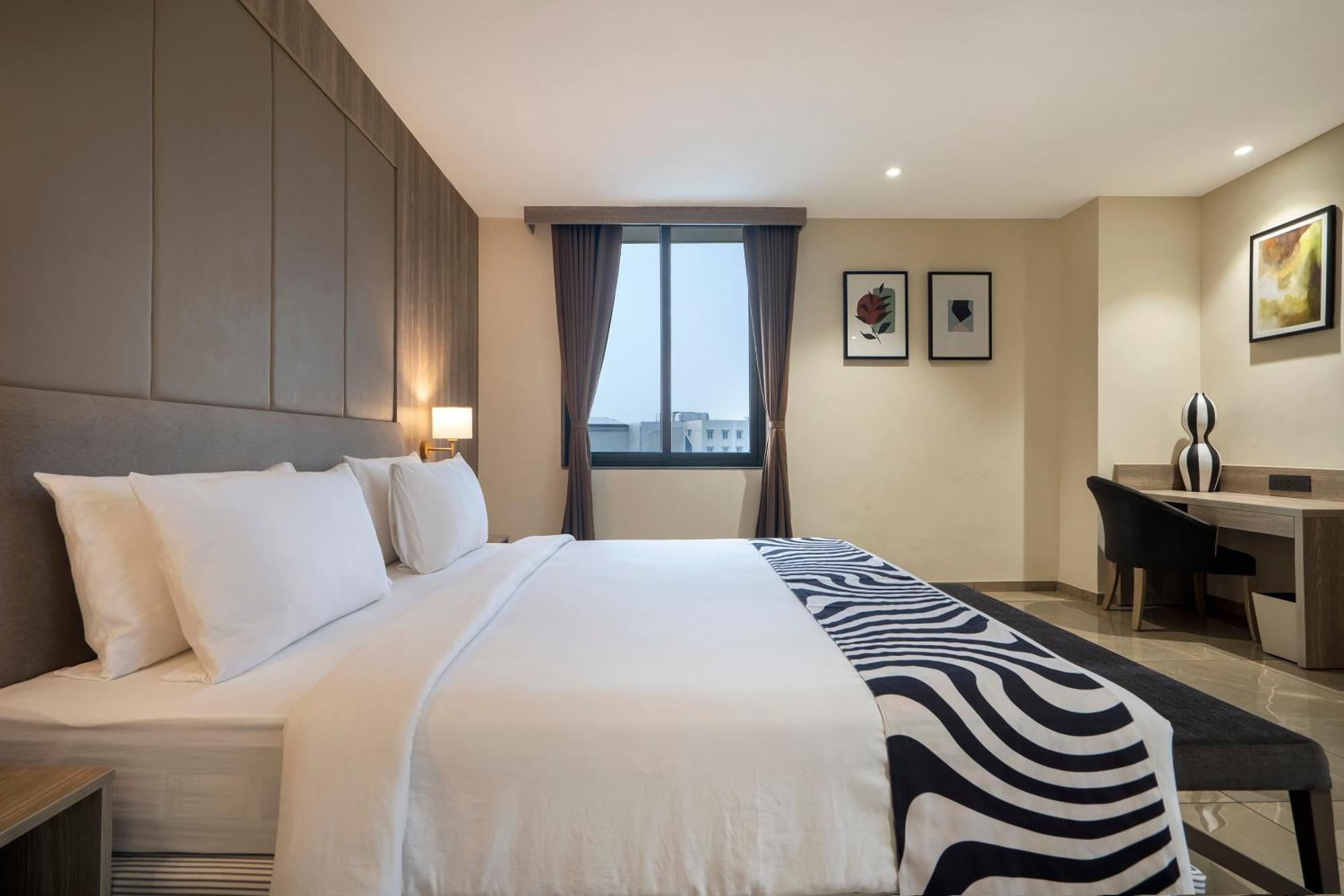 Sunday Hotel Vadodara Bagian luar foto