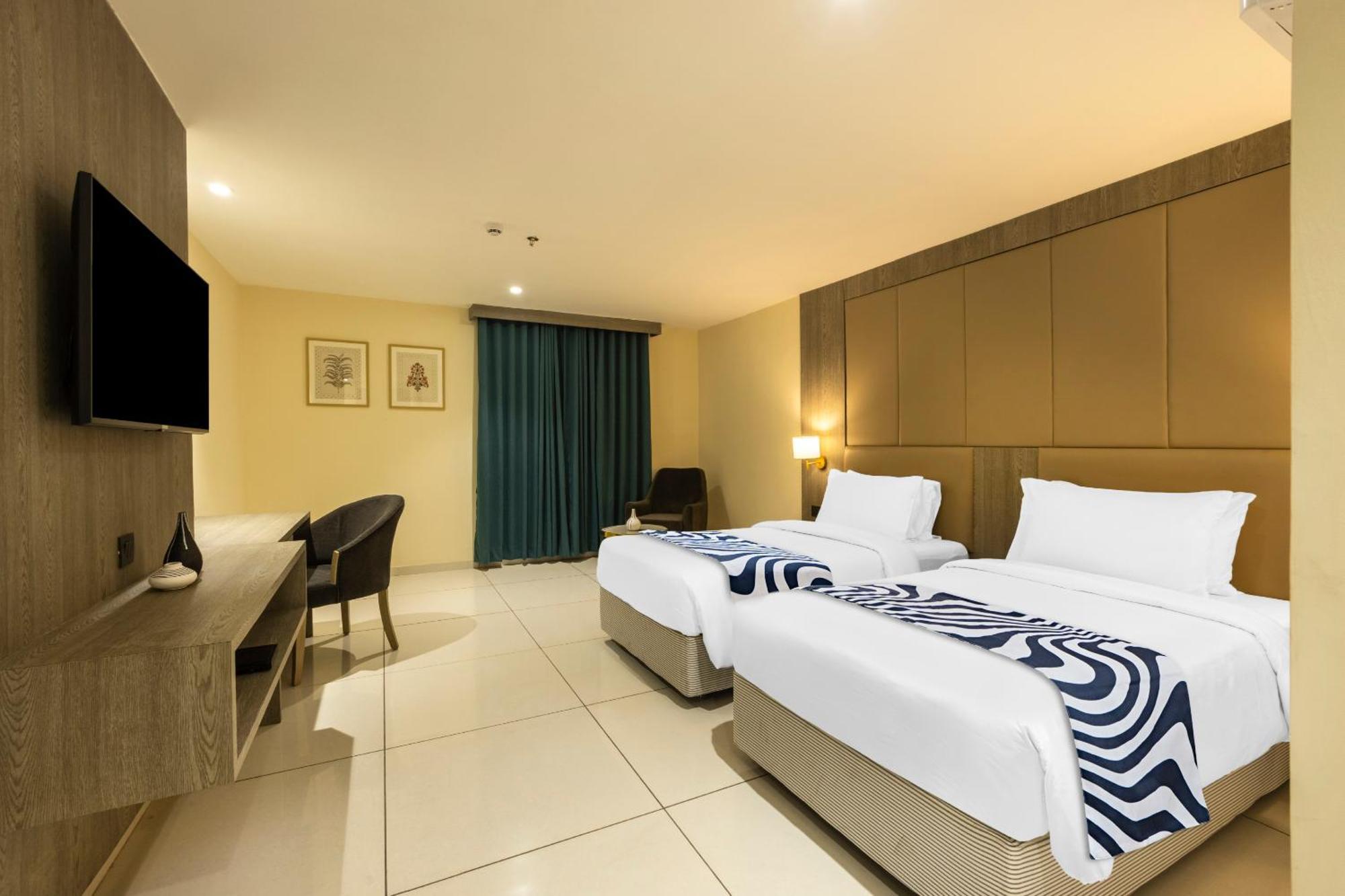 Sunday Hotel Vadodara Bagian luar foto