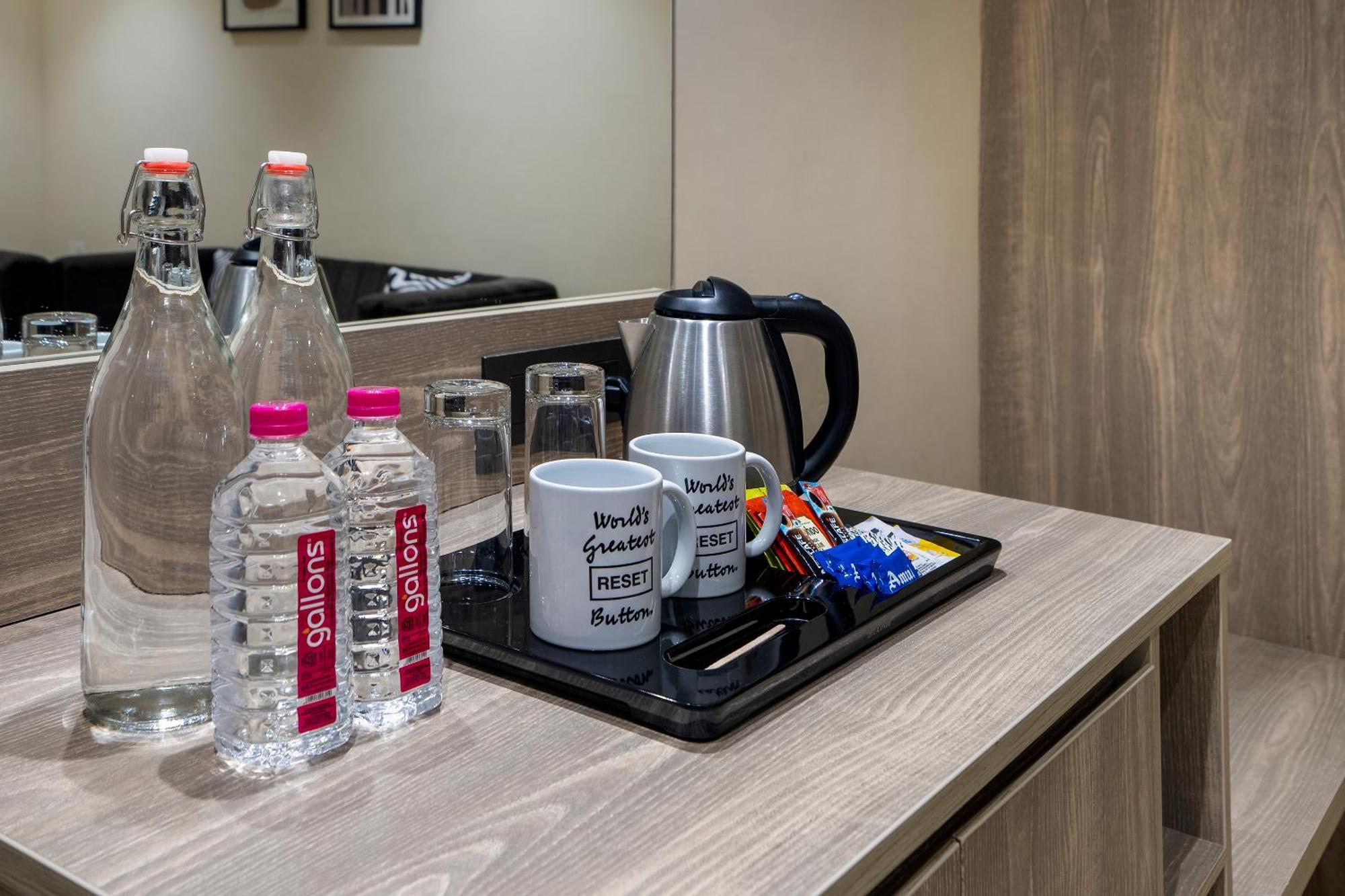 Sunday Hotel Vadodara Bagian luar foto