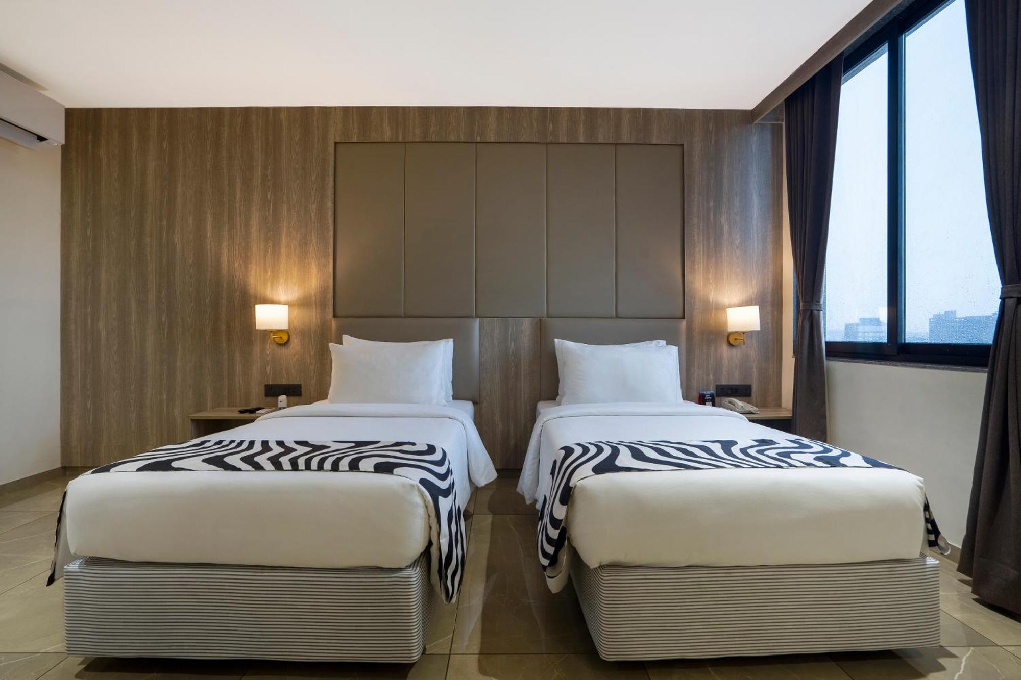 Sunday Hotel Vadodara Bagian luar foto
