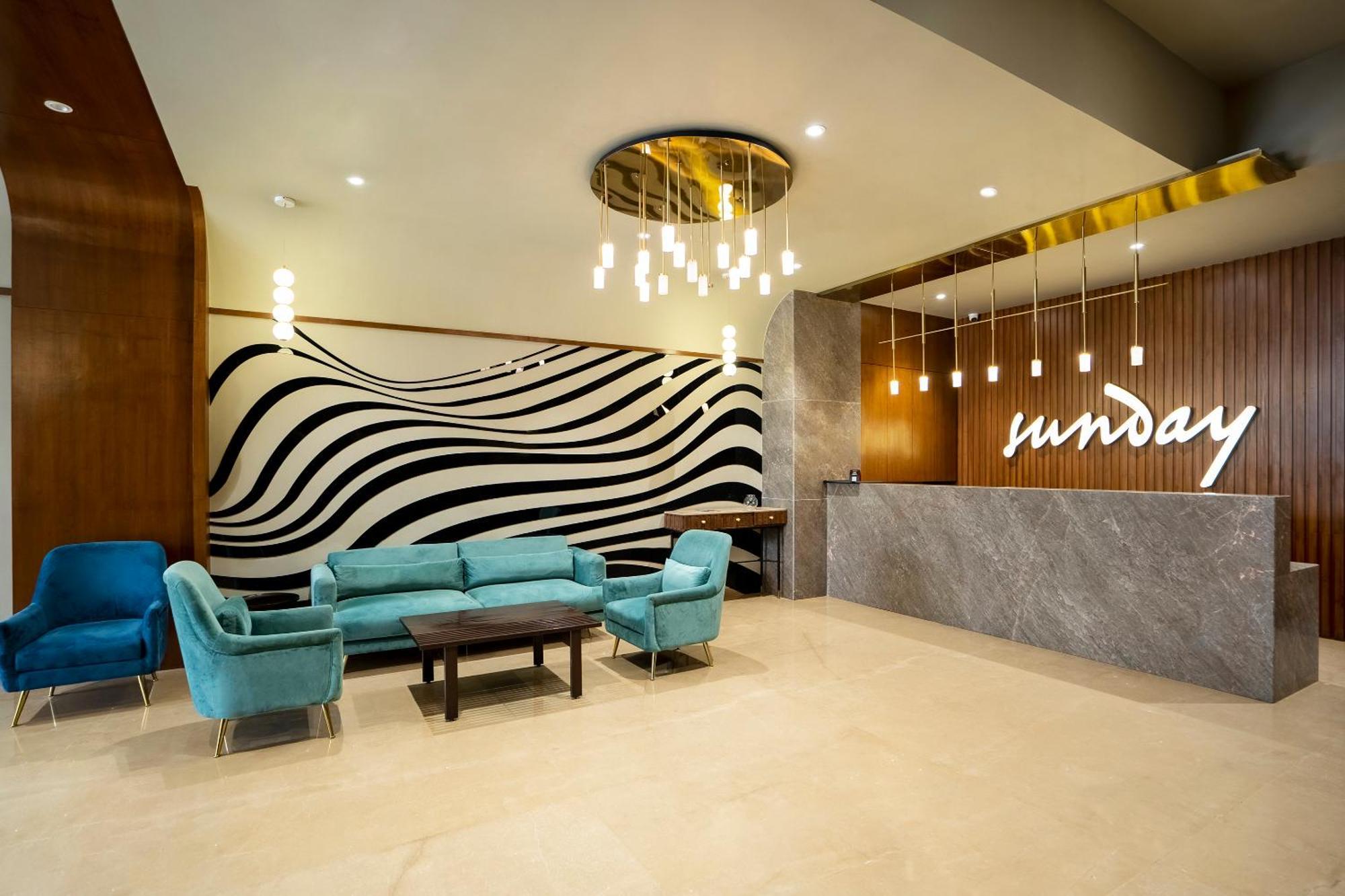 Sunday Hotel Vadodara Bagian luar foto