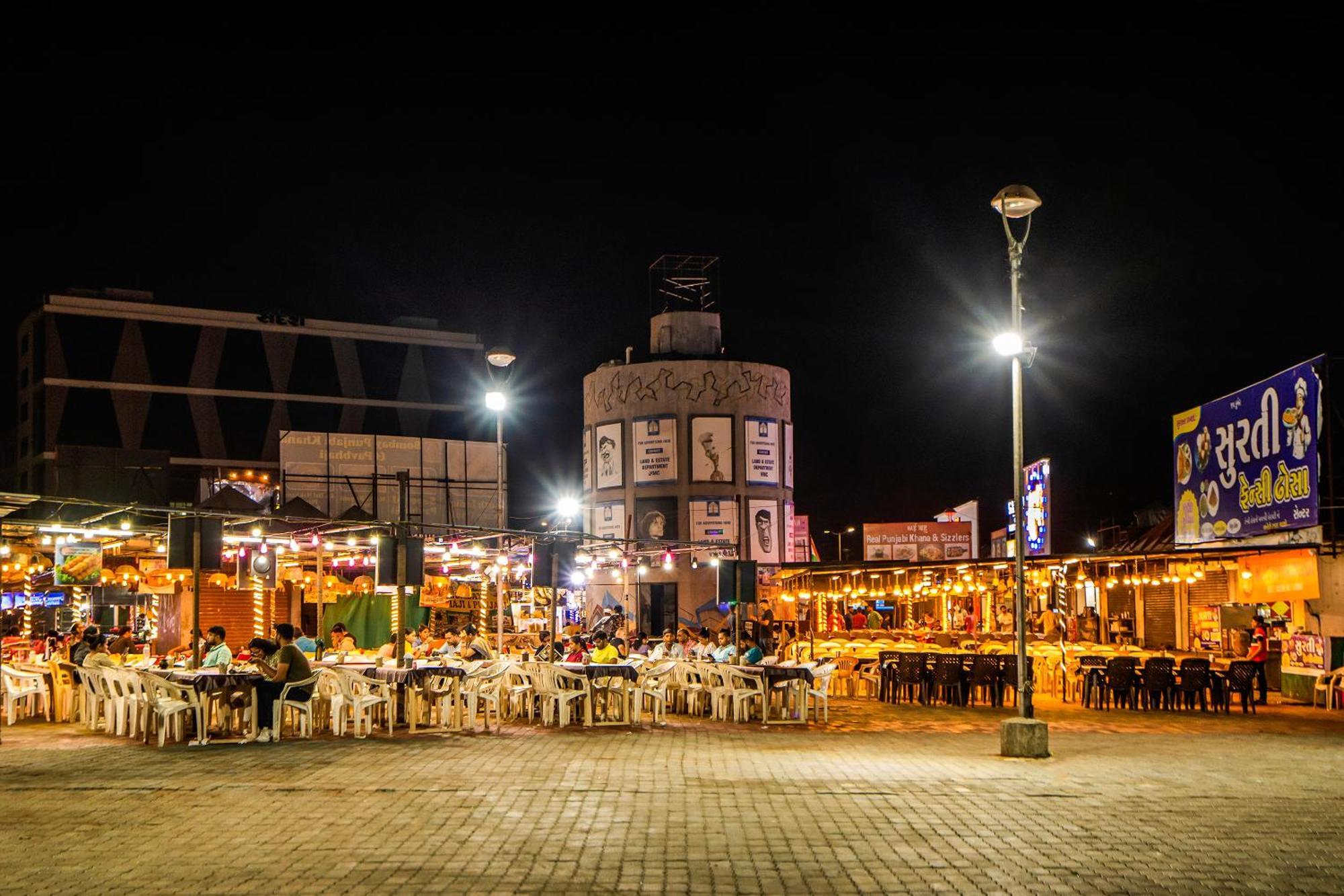 Sunday Hotel Vadodara Bagian luar foto