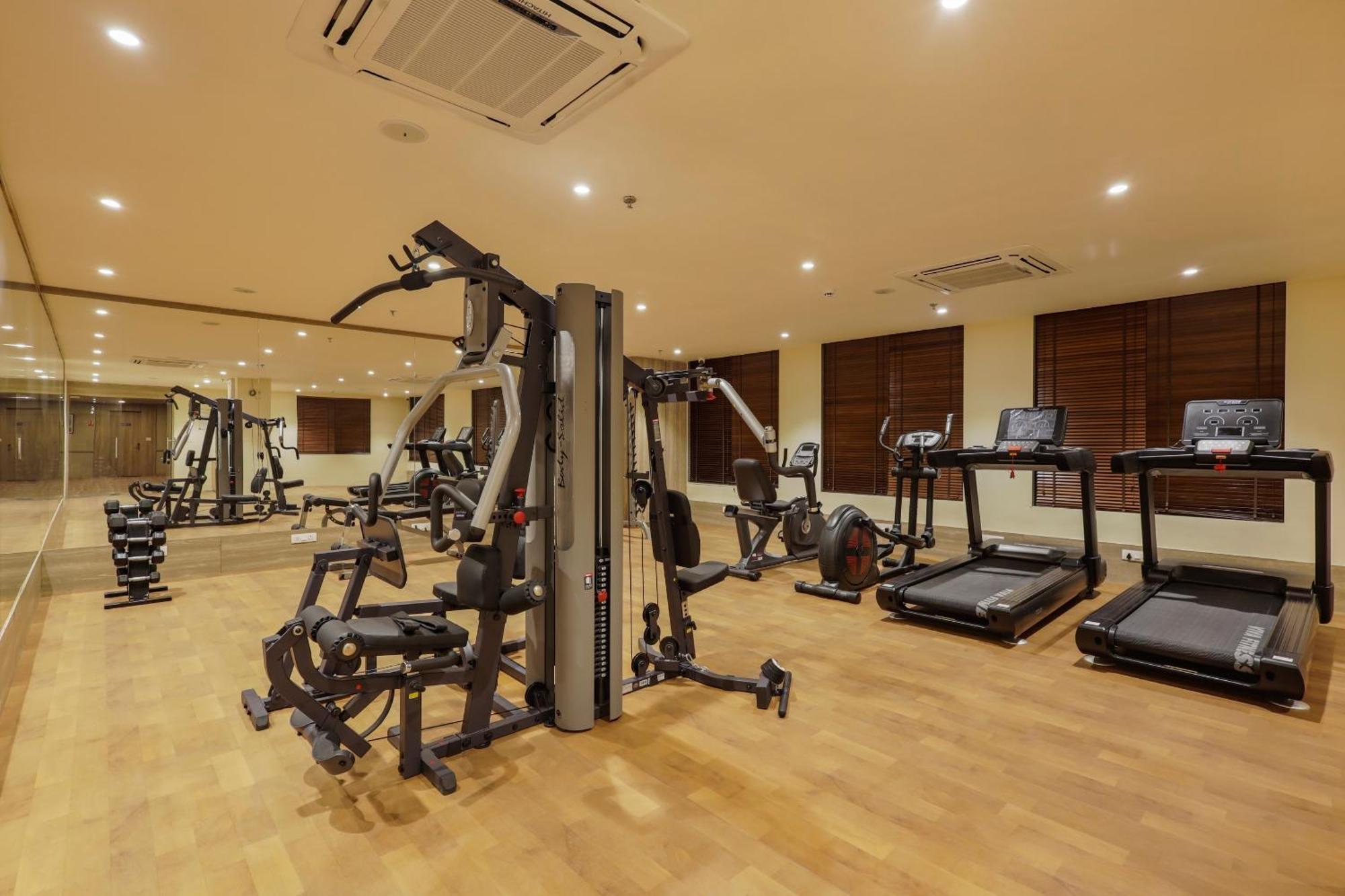 Sunday Hotel Vadodara Bagian luar foto