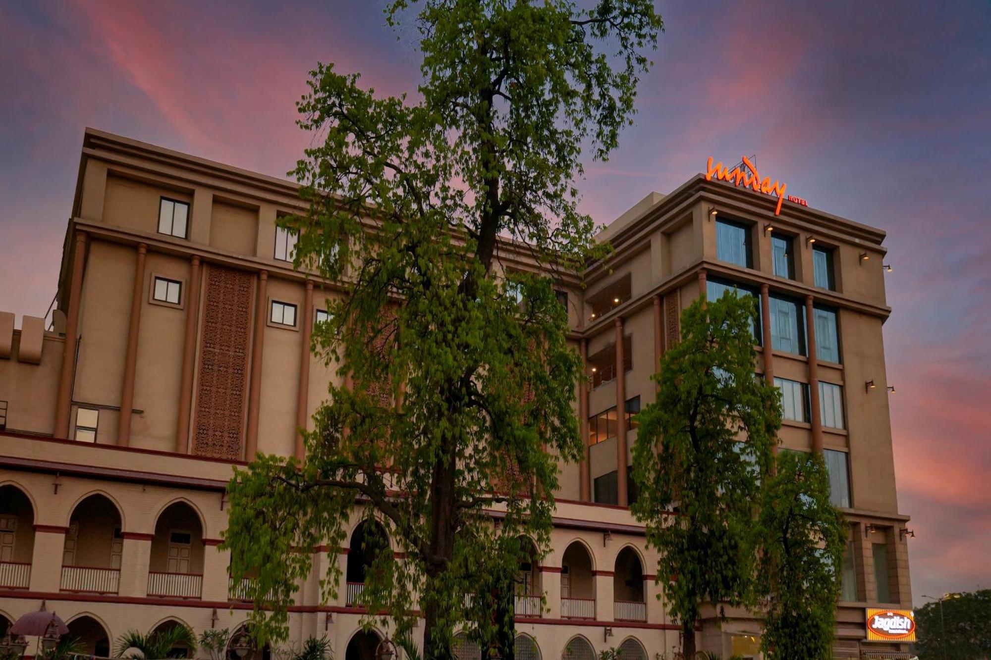 Sunday Hotel Vadodara Bagian luar foto