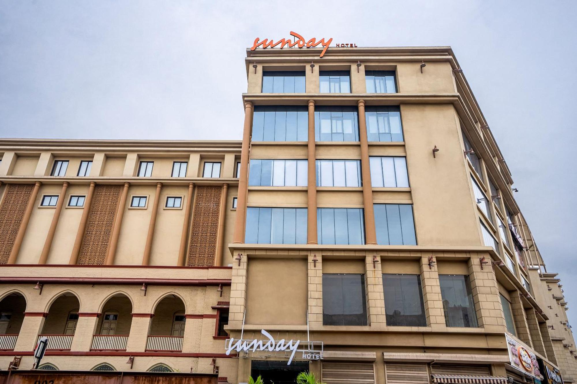 Sunday Hotel Vadodara Bagian luar foto