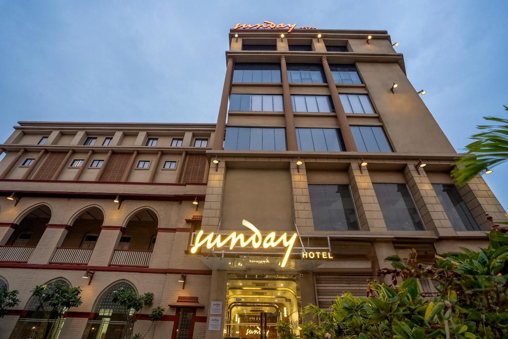 Sunday Hotel Vadodara Bagian luar foto