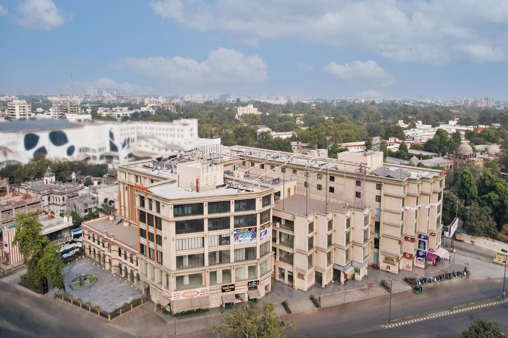 Sunday Hotel Vadodara Bagian luar foto