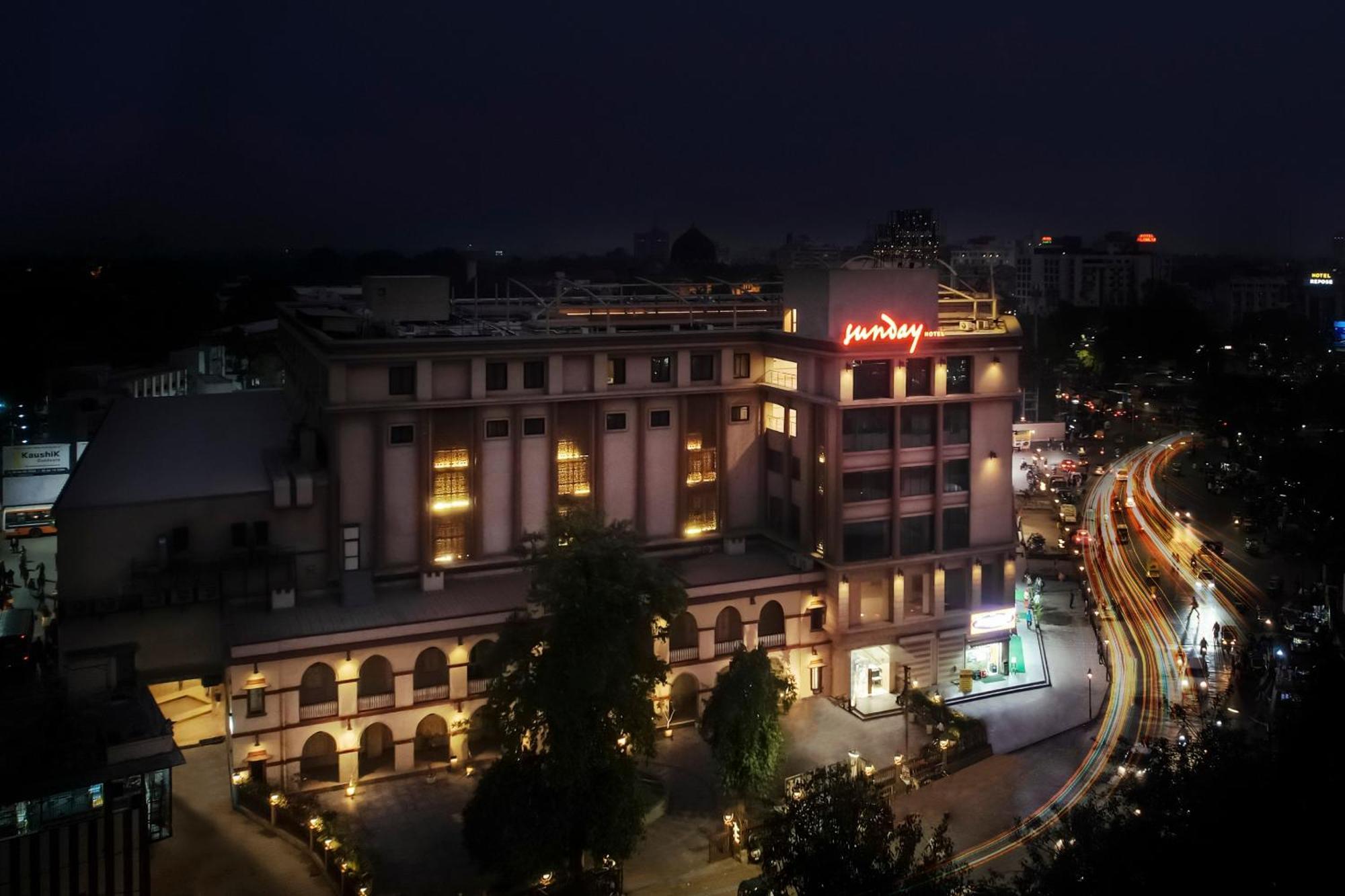 Sunday Hotel Vadodara Bagian luar foto
