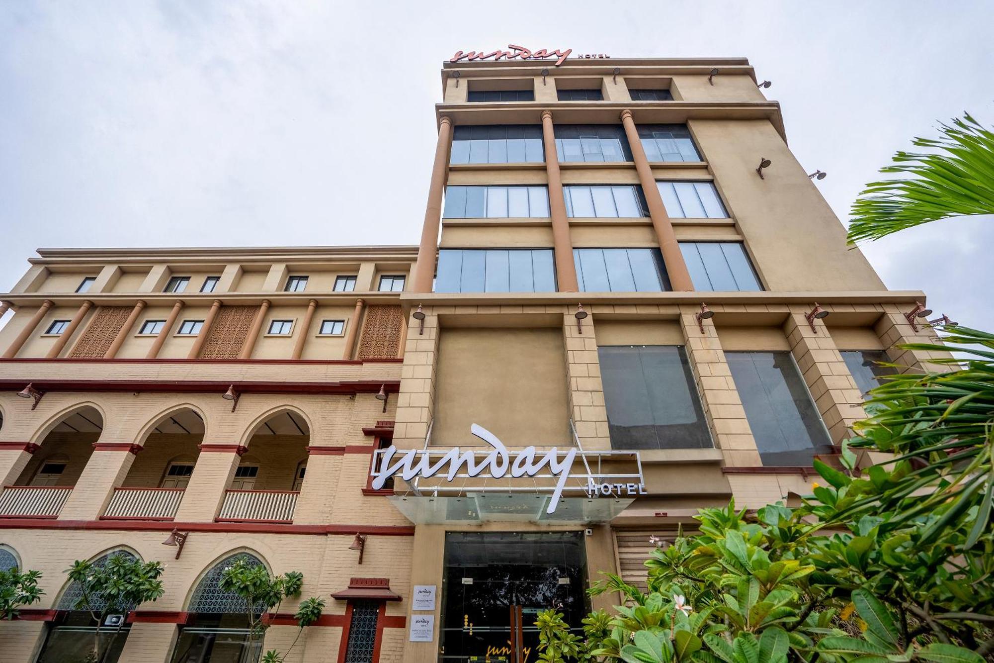 Sunday Hotel Vadodara Bagian luar foto