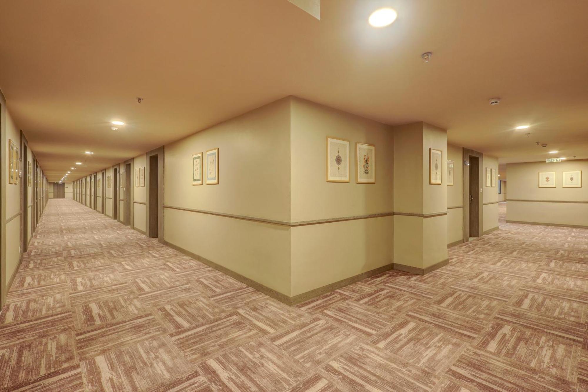 Sunday Hotel Vadodara Bagian luar foto