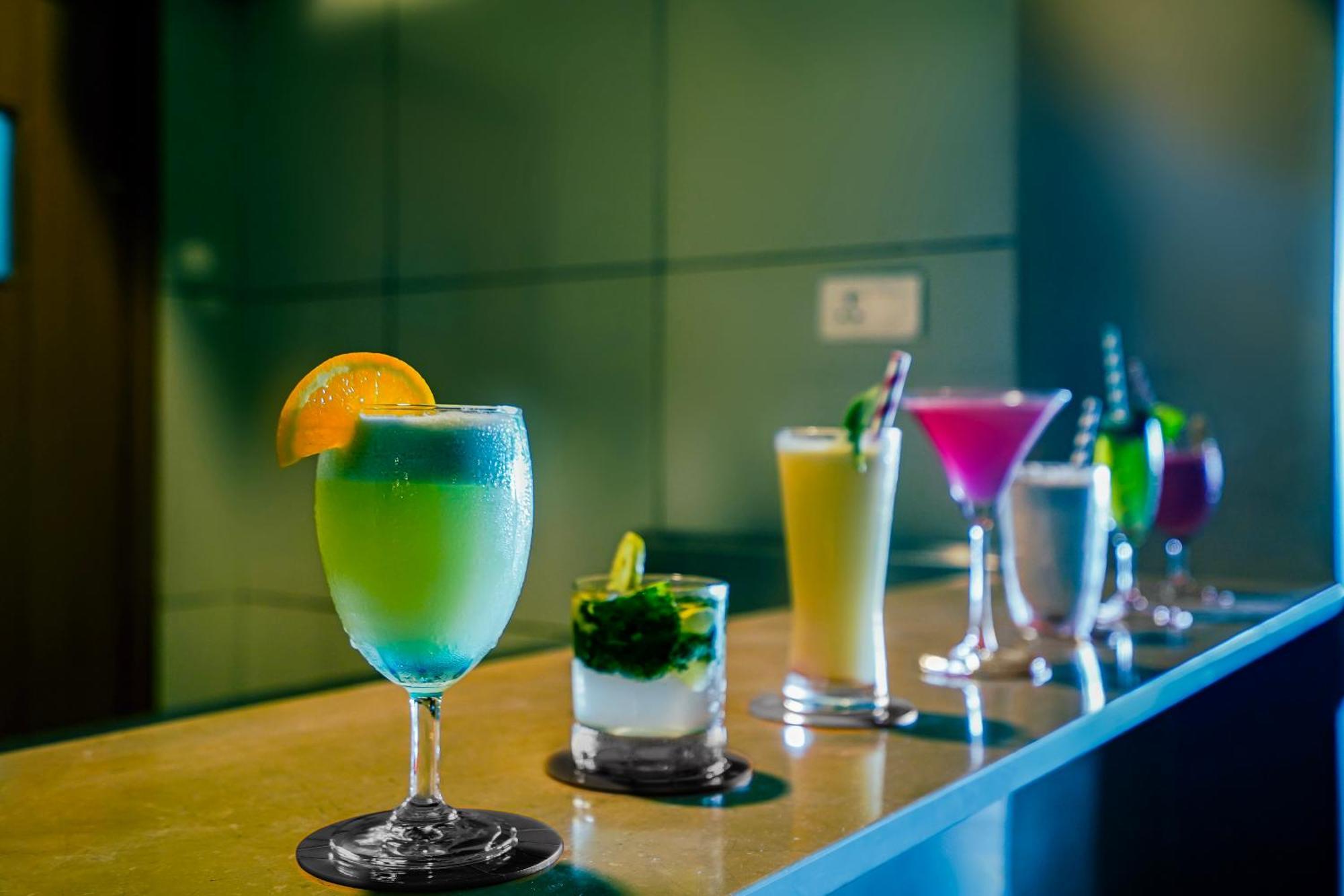 Sunday Hotel Vadodara Bagian luar foto