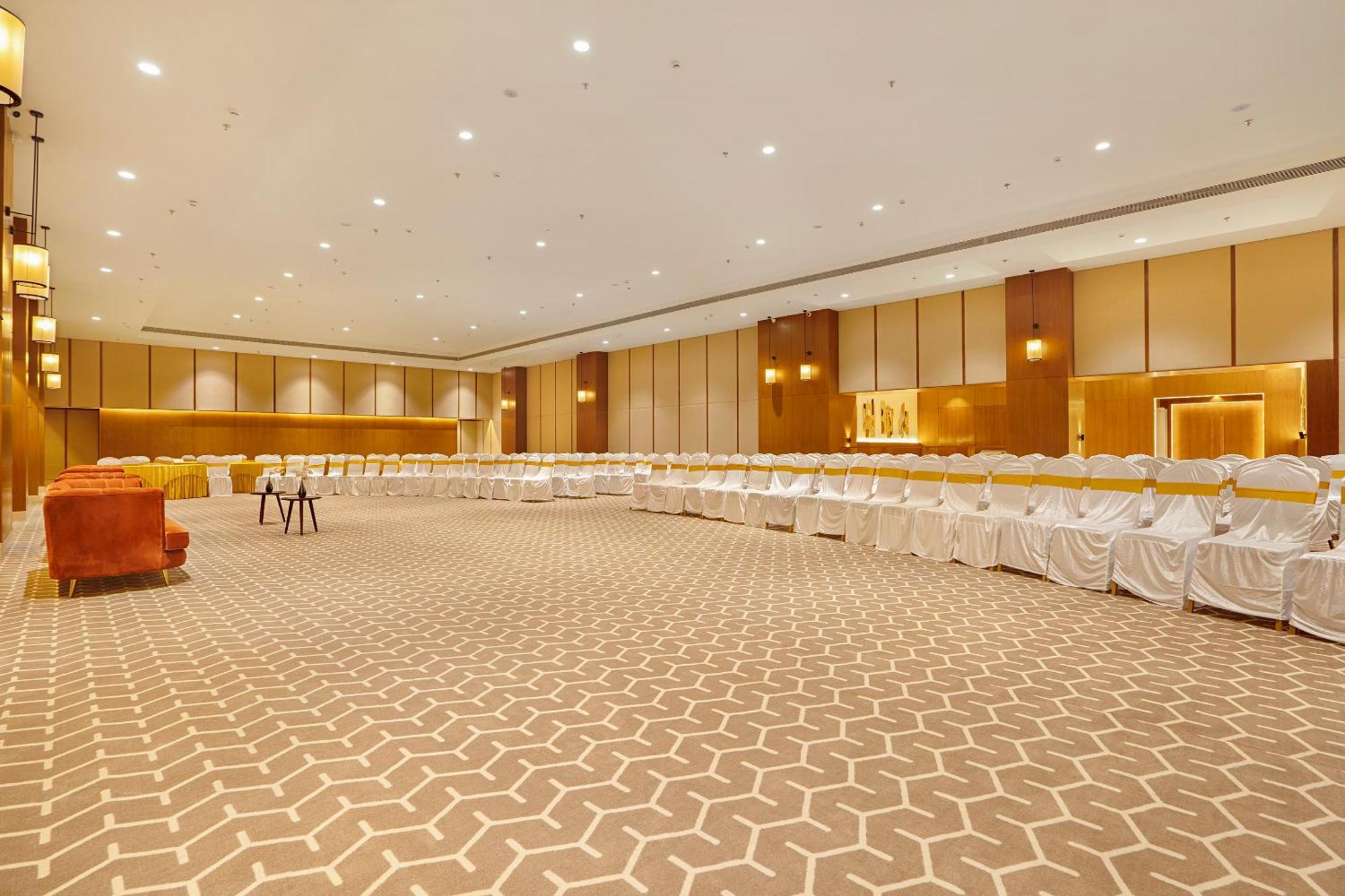Sunday Hotel Vadodara Bagian luar foto