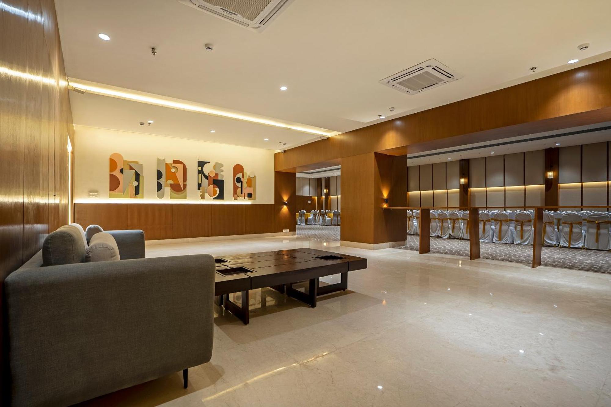 Sunday Hotel Vadodara Bagian luar foto