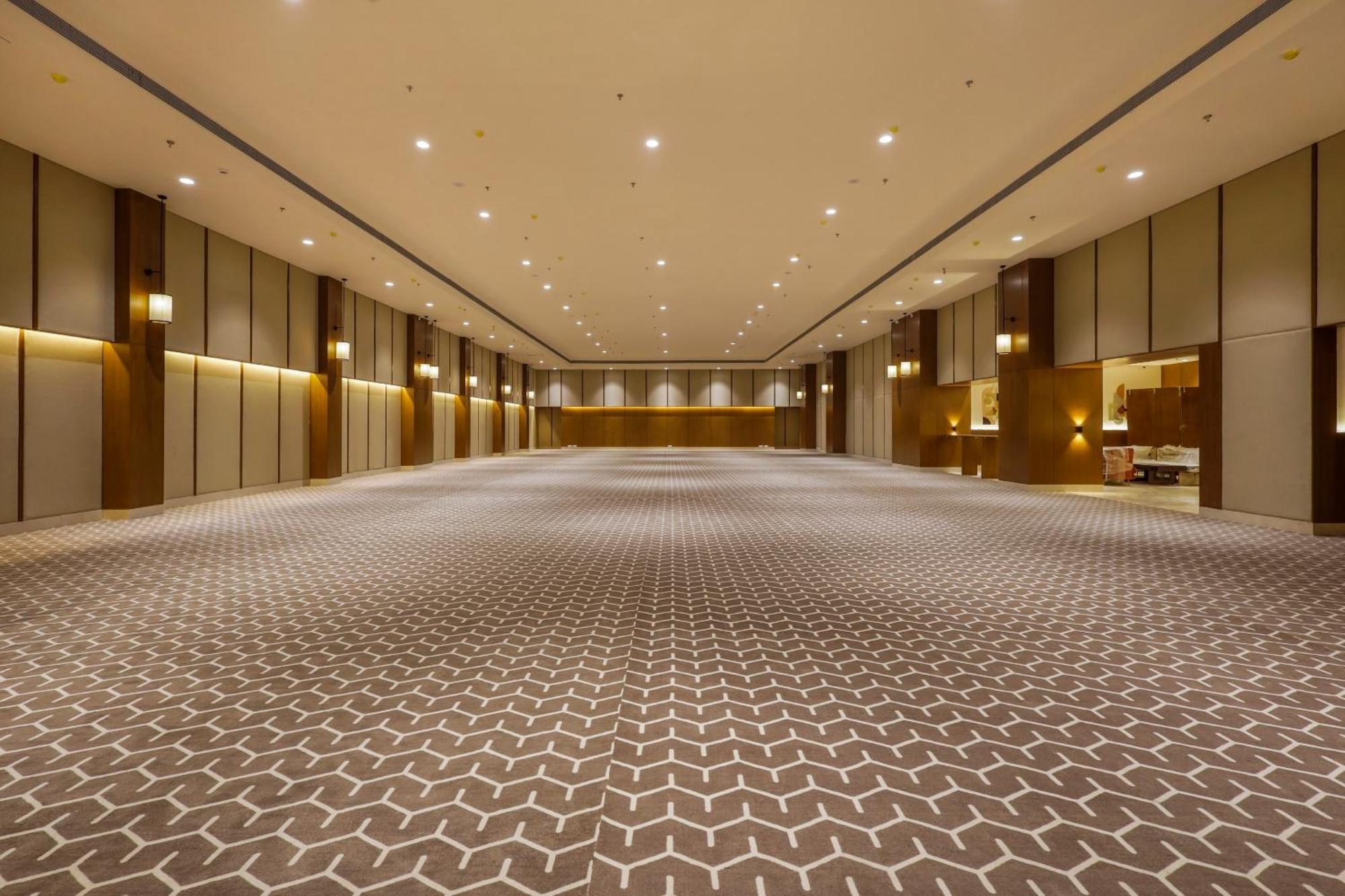 Sunday Hotel Vadodara Bagian luar foto