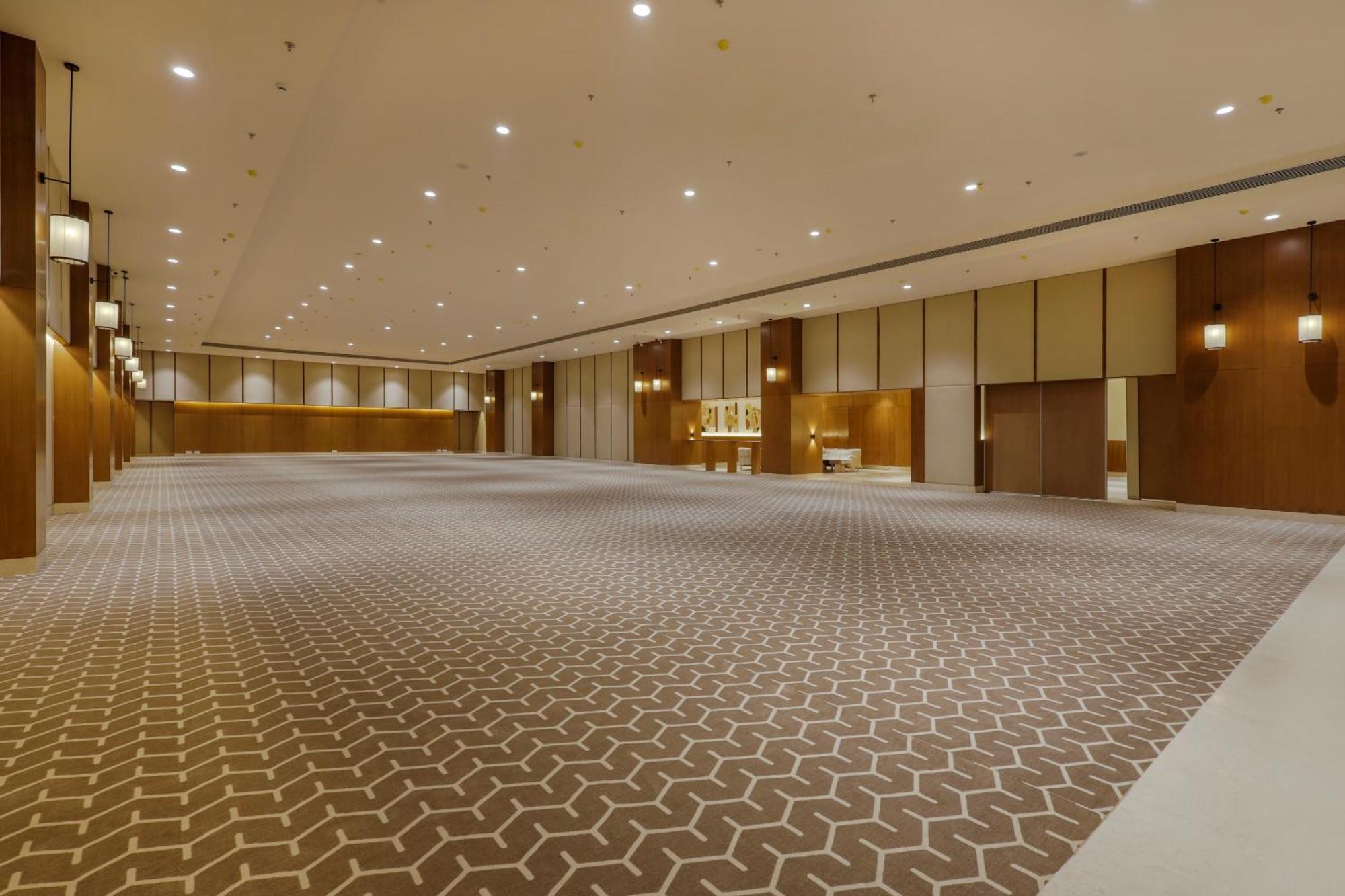 Sunday Hotel Vadodara Bagian luar foto